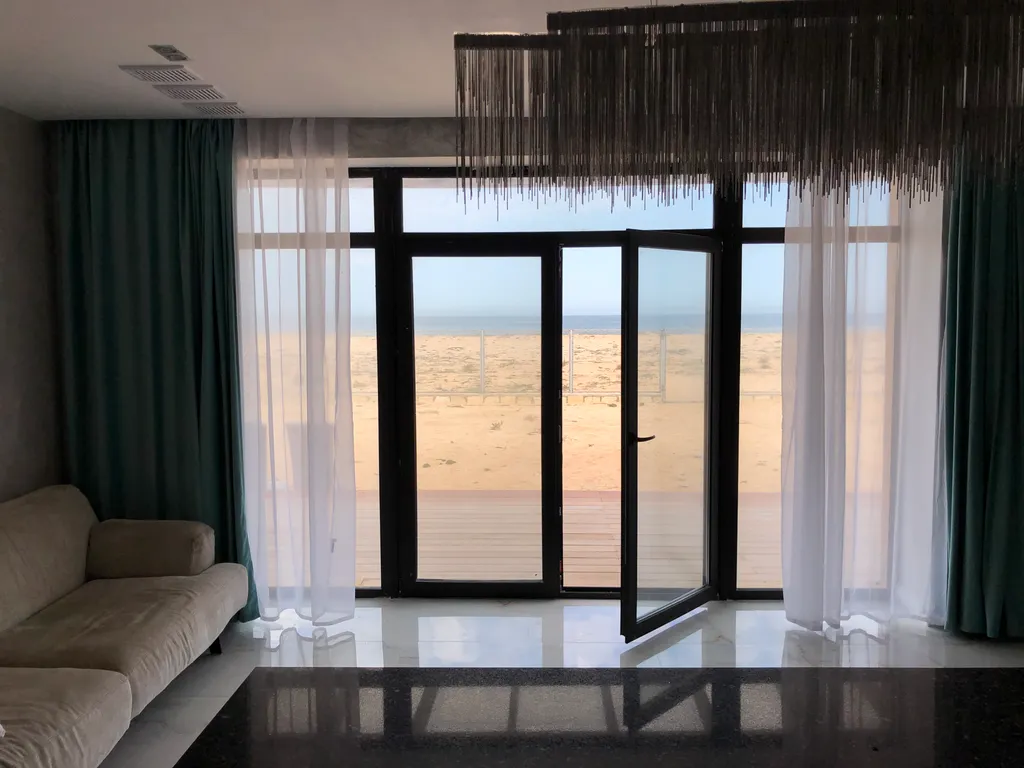 Современный стильный дом у моря