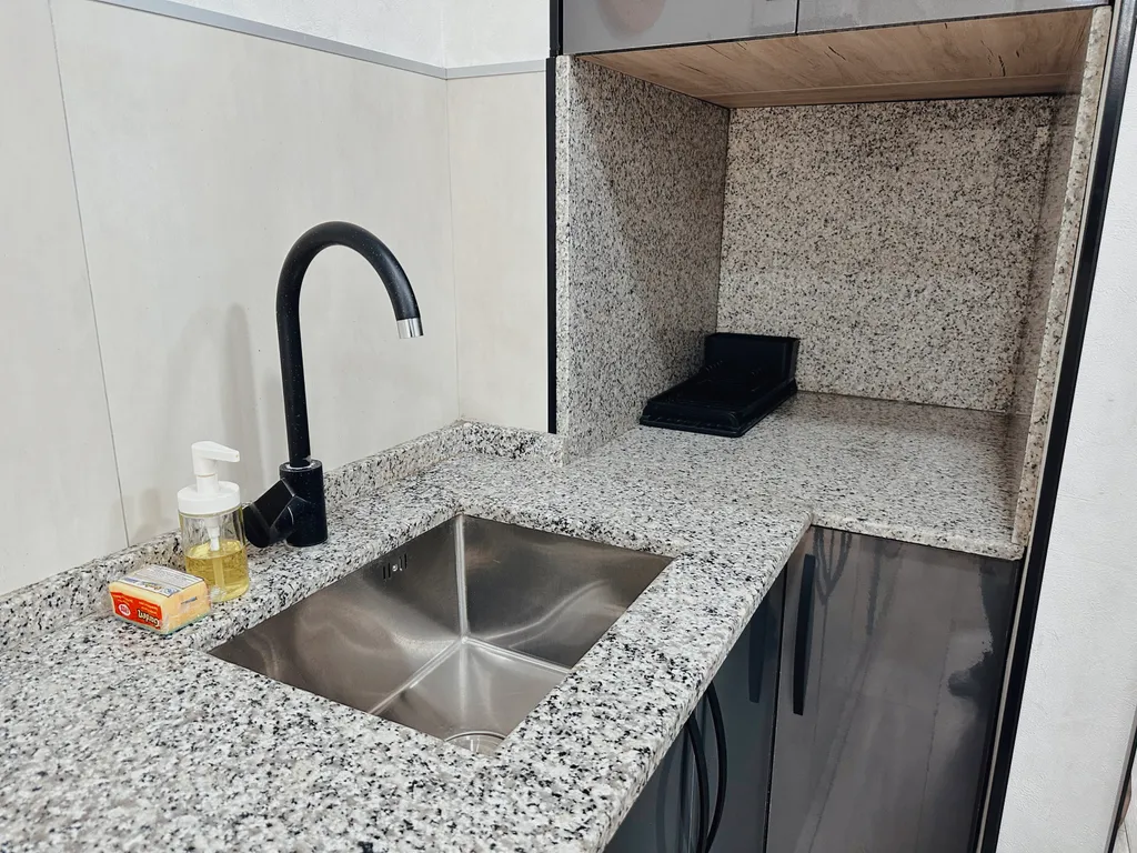 Уютные апартаменты с отдельной спальней на берегу моря