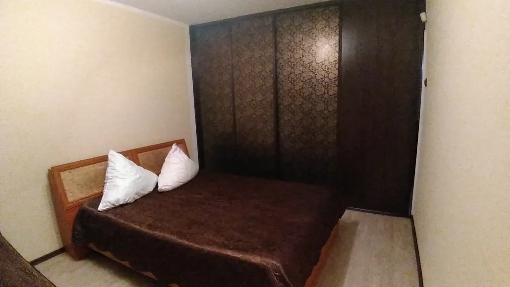 Квартира с раздельными комнатами, с отдельной кухней и балконом.