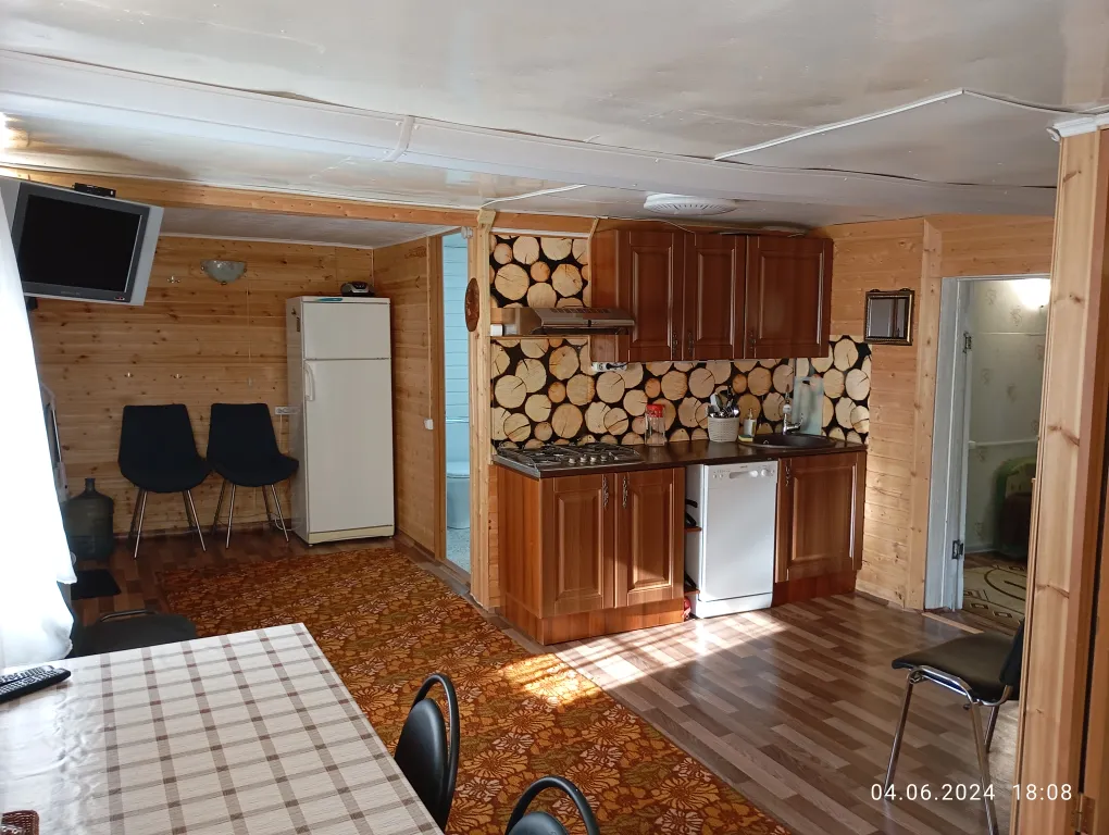 Благоустроенный дом на берегу с баней и катером