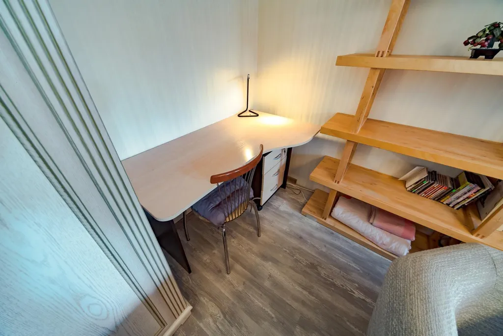 В центре, с видом на Адмиралтейский канал и "Новую Голландию"