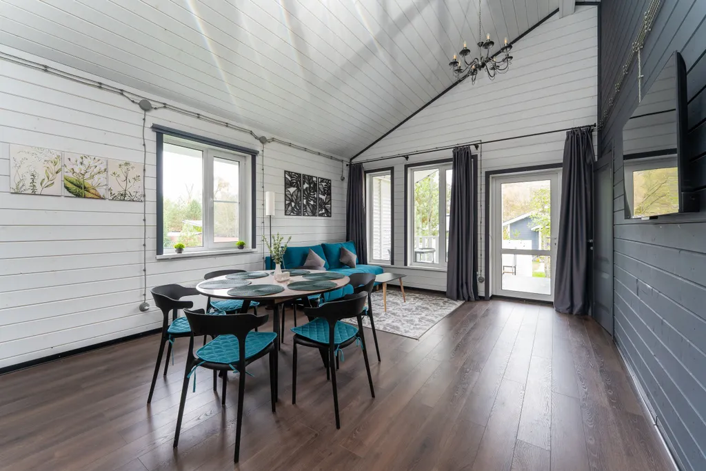 Дом с видом на реку и лес