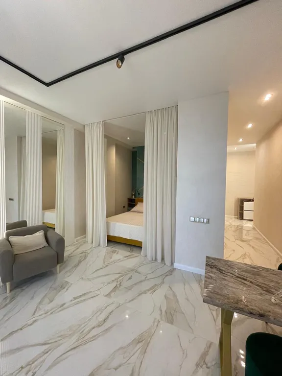 Просторная новая квартира с дизайнерским ремонтом и восхитительным пан