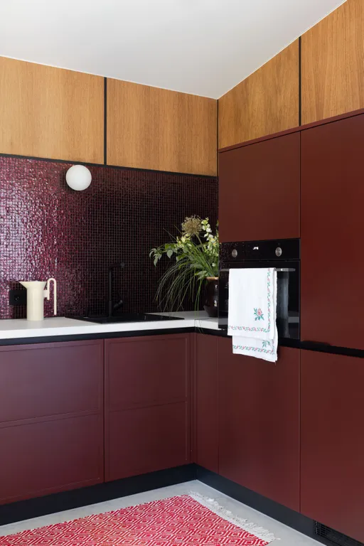 Дом в современном русском стиле в сосновом лесу