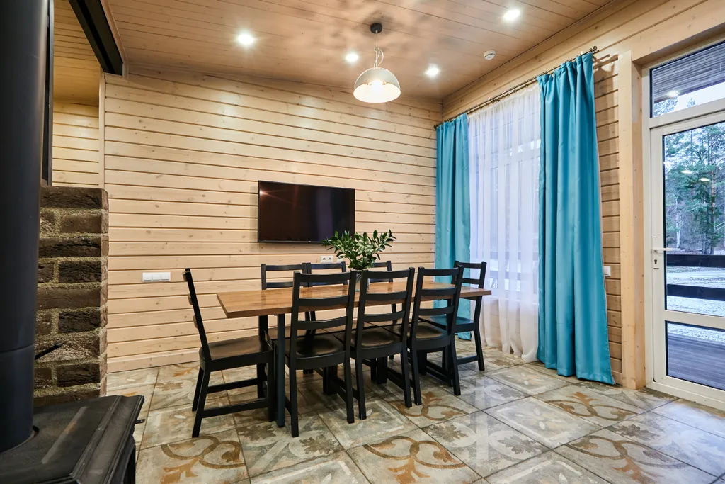 Просторный коттедж с 4 спальнями, камином и террасой