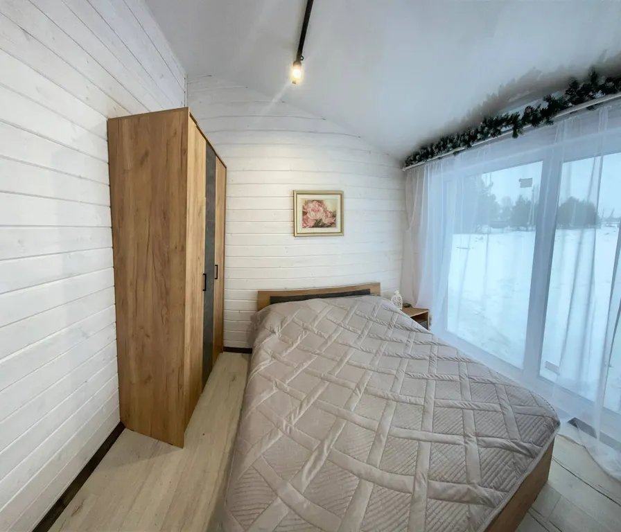 Уютный дом с баней и бассейном на берегу реки Волхов