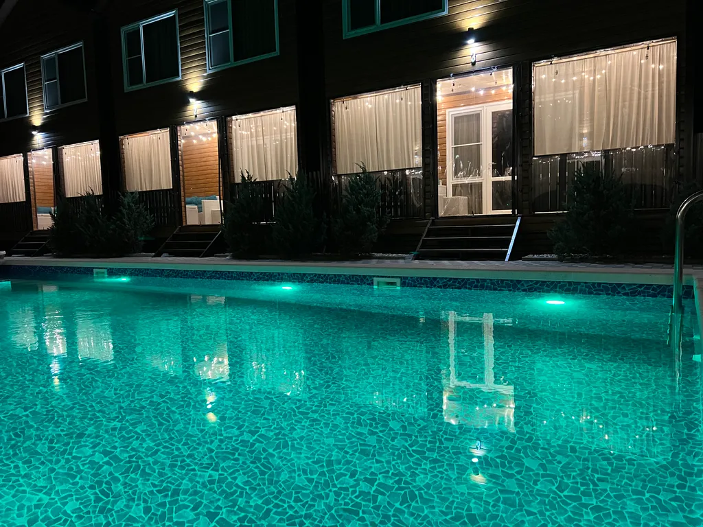 Коттедж с тёплым бассейном