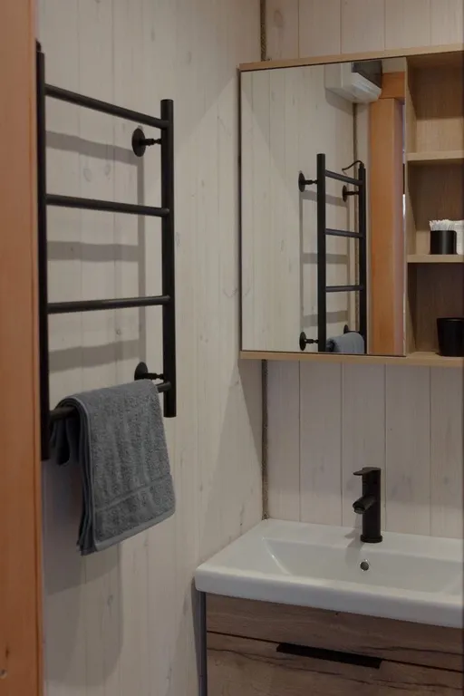 Уютный домик на берегу реки