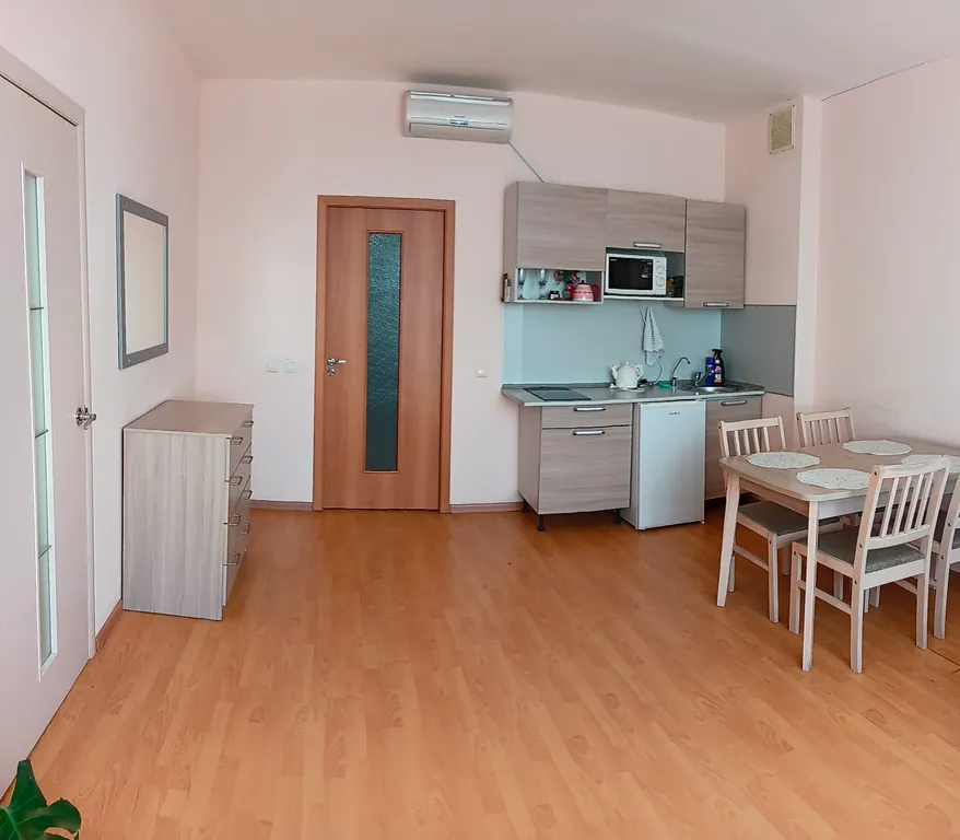 Квартира с видом из окна на покровскую башню и реку великую