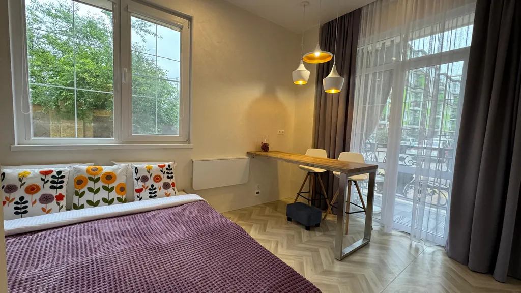 Евротрехкомнатный апартамент с балконом на первой линии