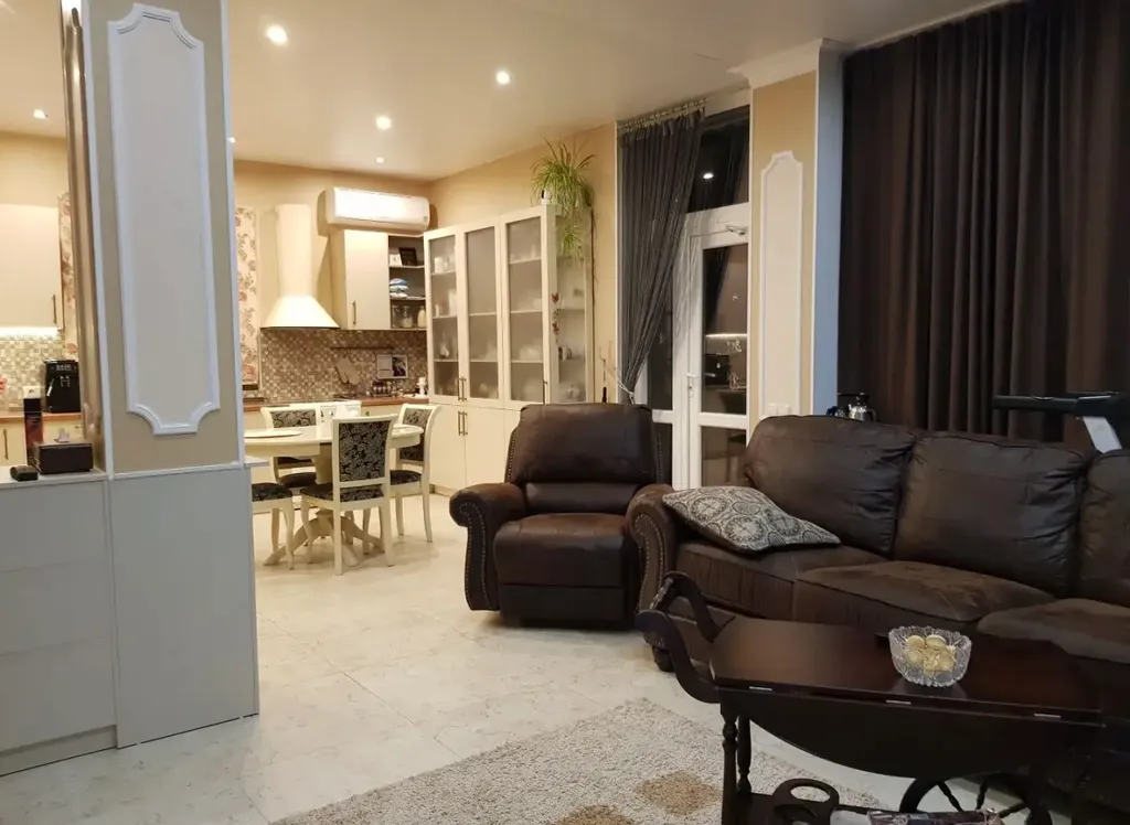 Уютный дом с бассейном и садом с видом на горы и море