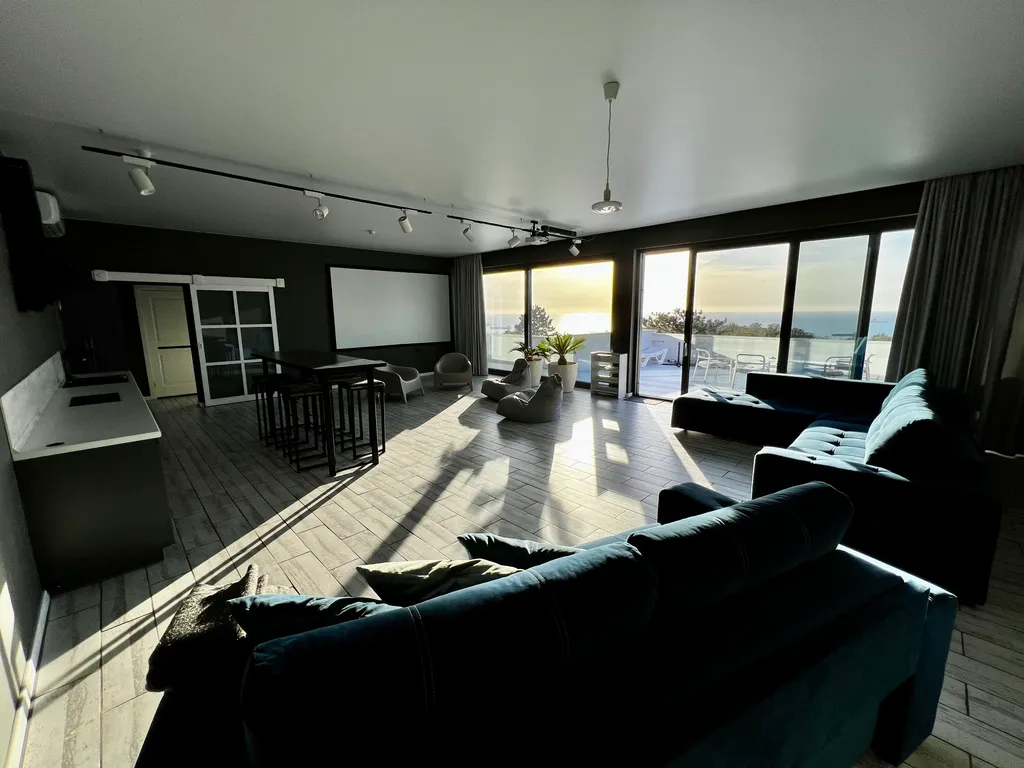 Gide villa посреди леса с видом на море