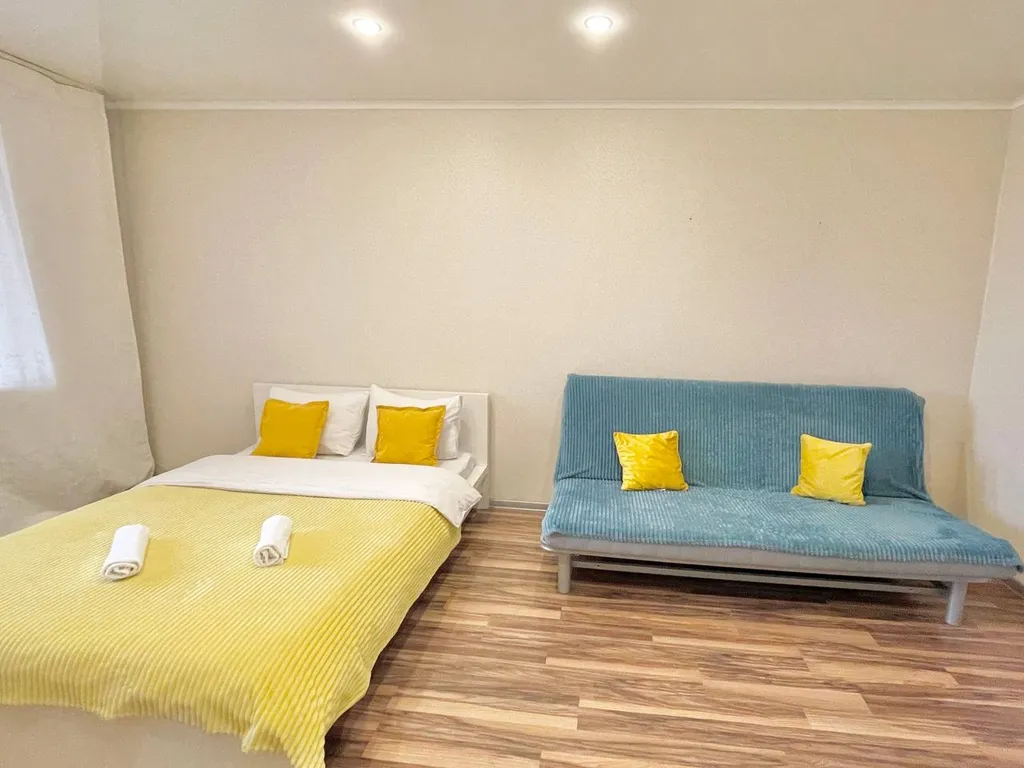 Отличная квартира с большой кроватью и диваном