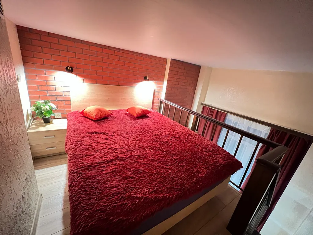 Стильная двухуровневая студия Лофт