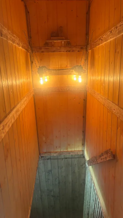 Уютный двухэтажный домик у реки, треугольник