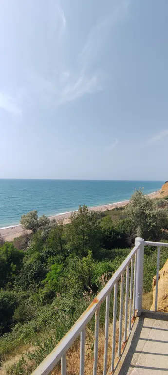 Уютный домик у моря со своим двором