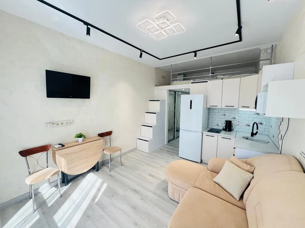 Двухуровневая студия с балконом и видом на бассейн