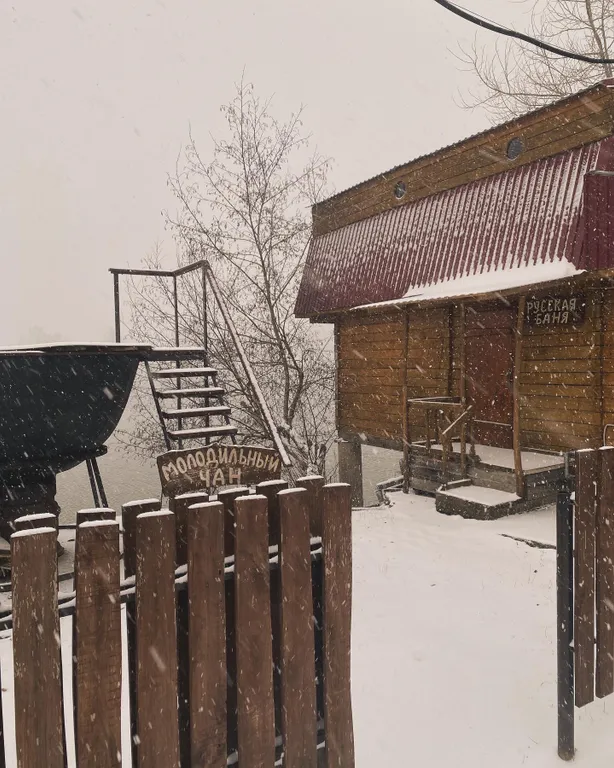 Уютный дом с видом на пруд и горы