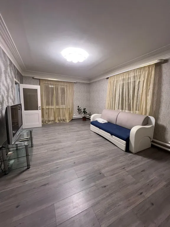 Большой двухэтажный дом