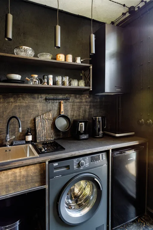 Домик на лесном склоне с видом на горы