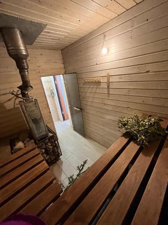 Новый дом в стиле барн Хаус на берегу реки