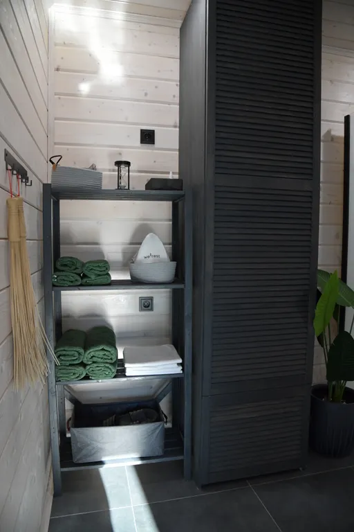 Уютный дом на живописной поляне в лесу с панорамными окнами