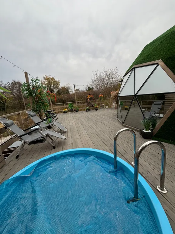 Уютная сфера на побережье