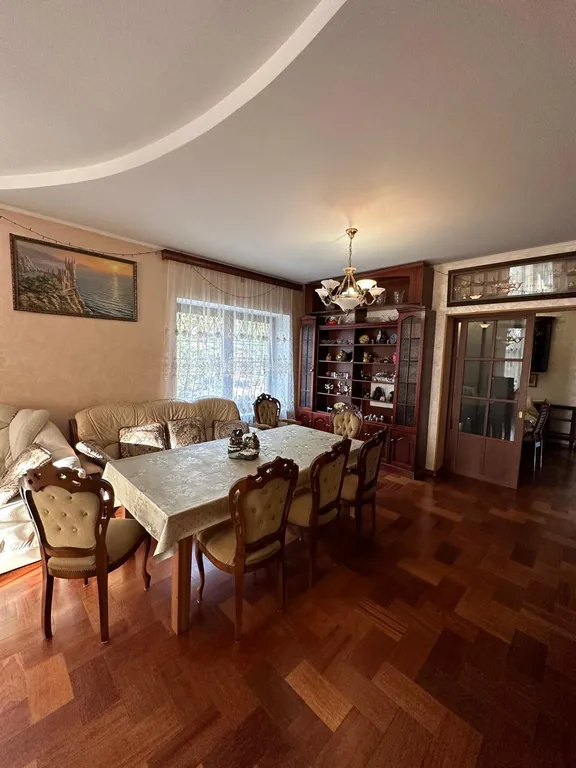 Дом с баней, бассейном и караоке