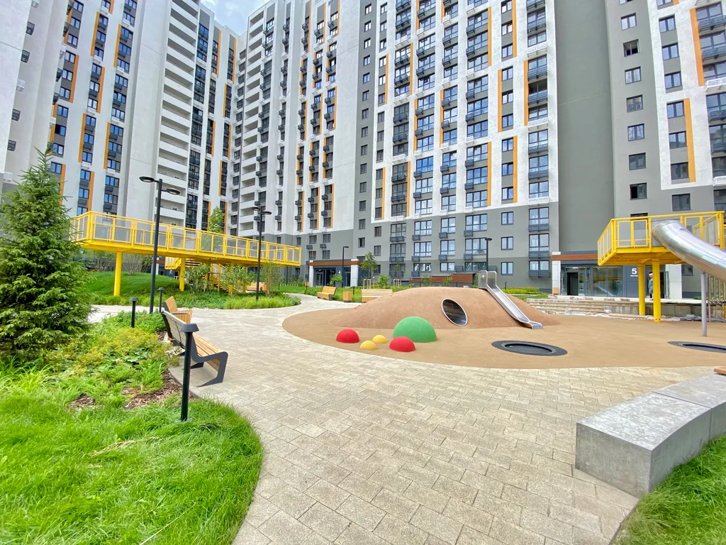 Квартира в центре, закрытая территория, очень красивый двор и спорт площадки