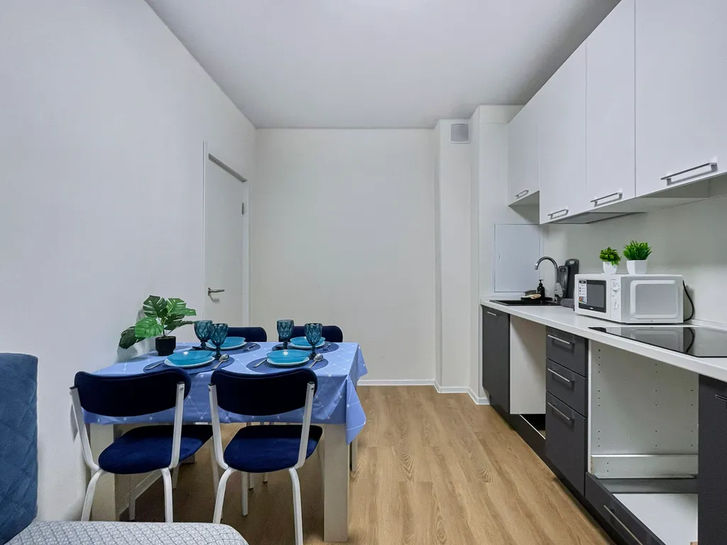 Уютная светлая трешка кухня отдельно, 2 балкона