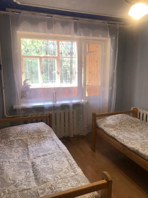 Уютная комната в 4х комнатной квартире с балконом рядом парком отдыха