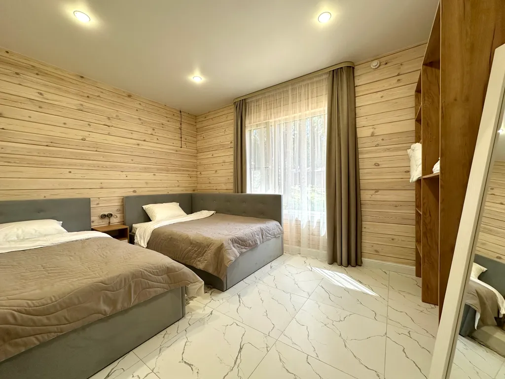 Уютный дом в сосновом лесу