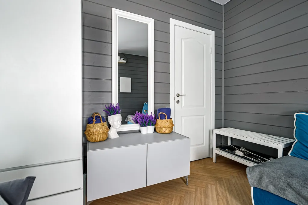 Grey House с дикими зайцами