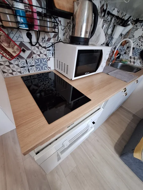 Квартира с подвесными креслами из ротанга на панорамной лоджии