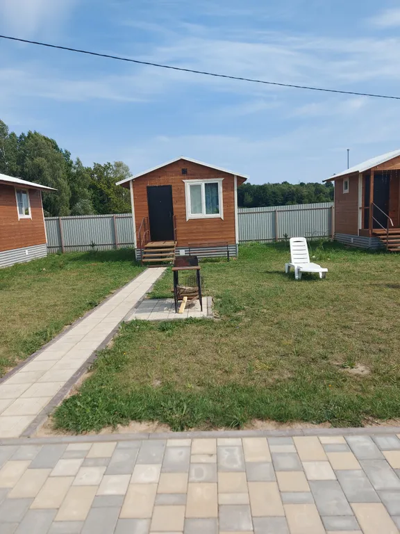 Домик на берегу пруда для трёх человек