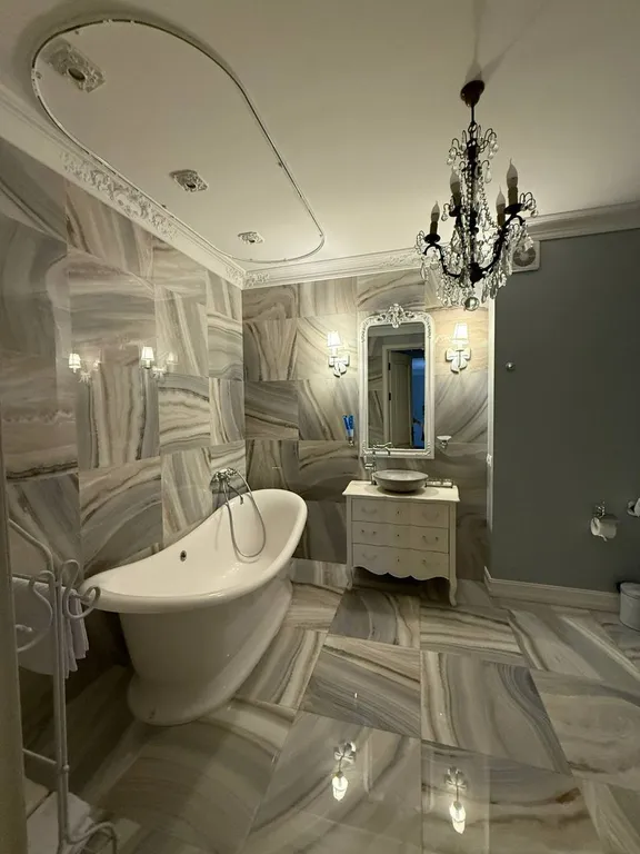 Квартира с видом на горы, город и храм Святого Георгия от Juls Apart