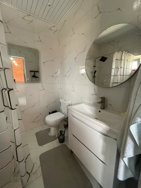 Дом рядом с горячкой, горячий источник и морем