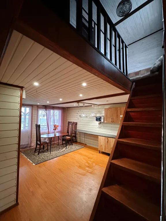 Двухэтажный дом на берегу реки Волга