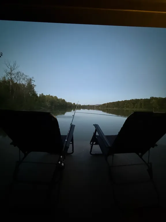 Зеркальный дом на воде