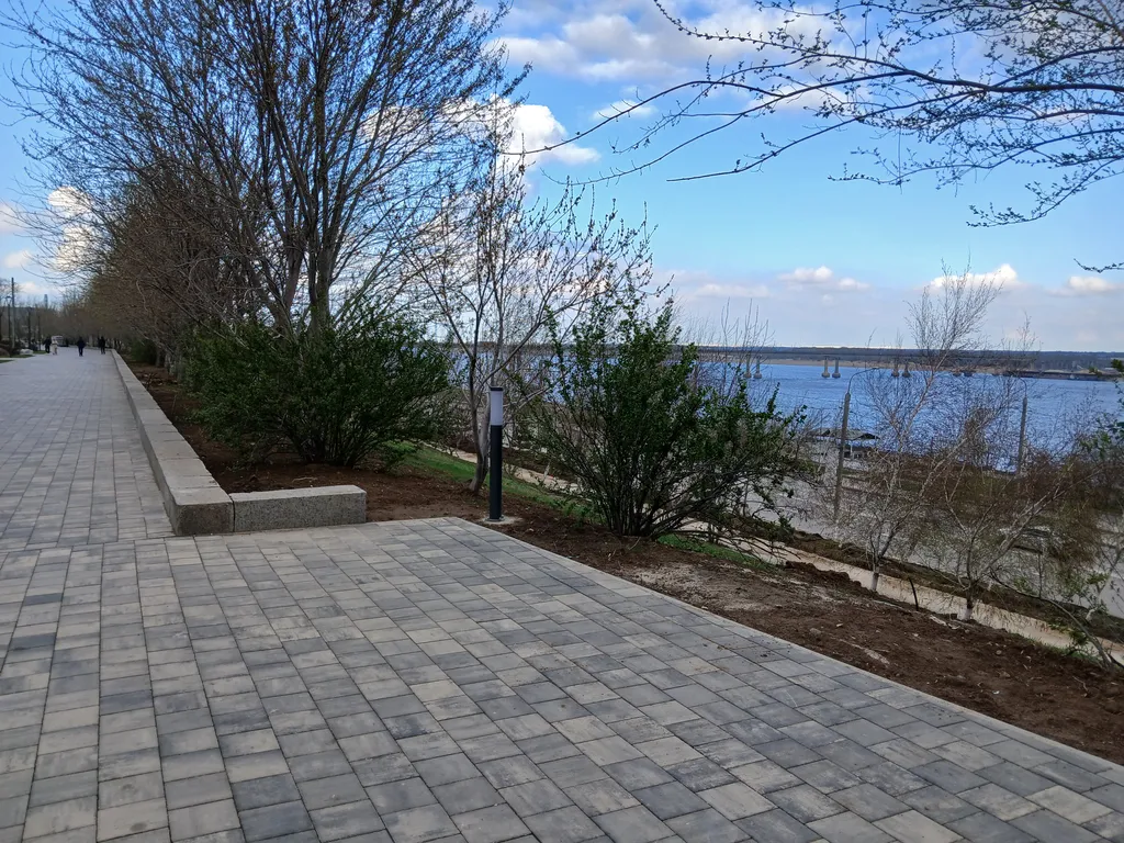 Жизнь с видом реку: огромная лоджия с панорамным остеклением в пол!