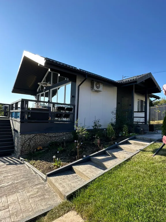 Уютный дом с теплым бассейном, дровяной баней и сибирским чаном