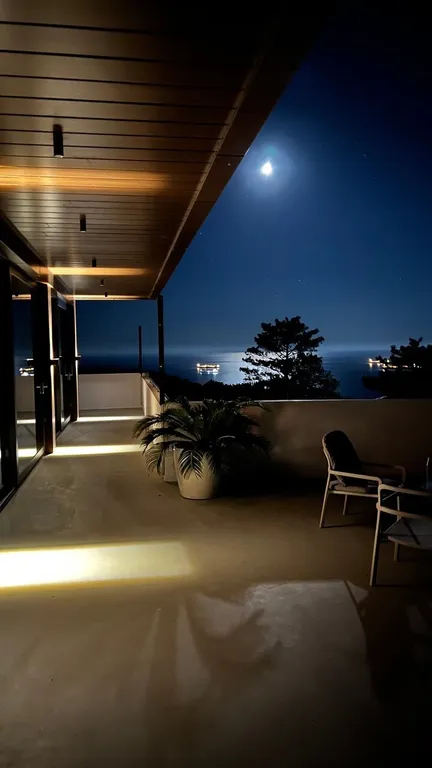 Gide villa посреди леса с видом на море