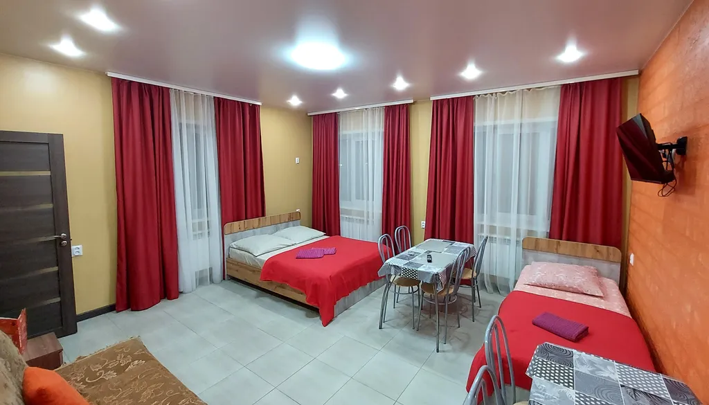 Новейшая вместительная двушка с отдельным входом в коттедже