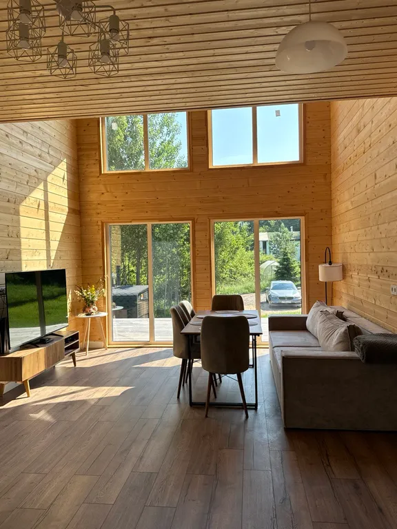 Видовой загородный дом с террасой и баней