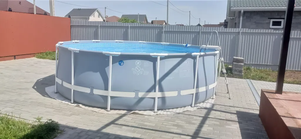 Трёхкомнатный новый коттедж в черте города с бассейном