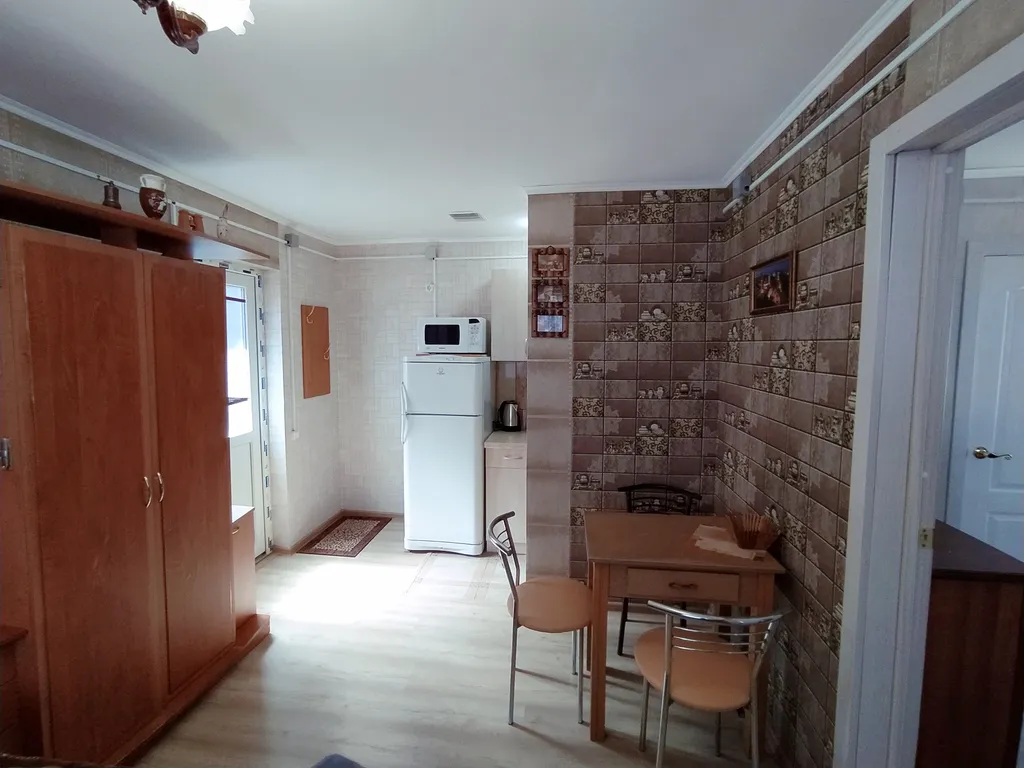 Двухэтажный трёхкомнатный дом Крым с кухней и двором под ключ