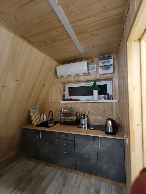 Уютный А-фрейм с чаном у озера