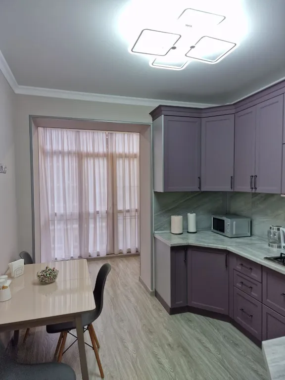 Квартира с панорамными окнами и очками виртуальной реальности