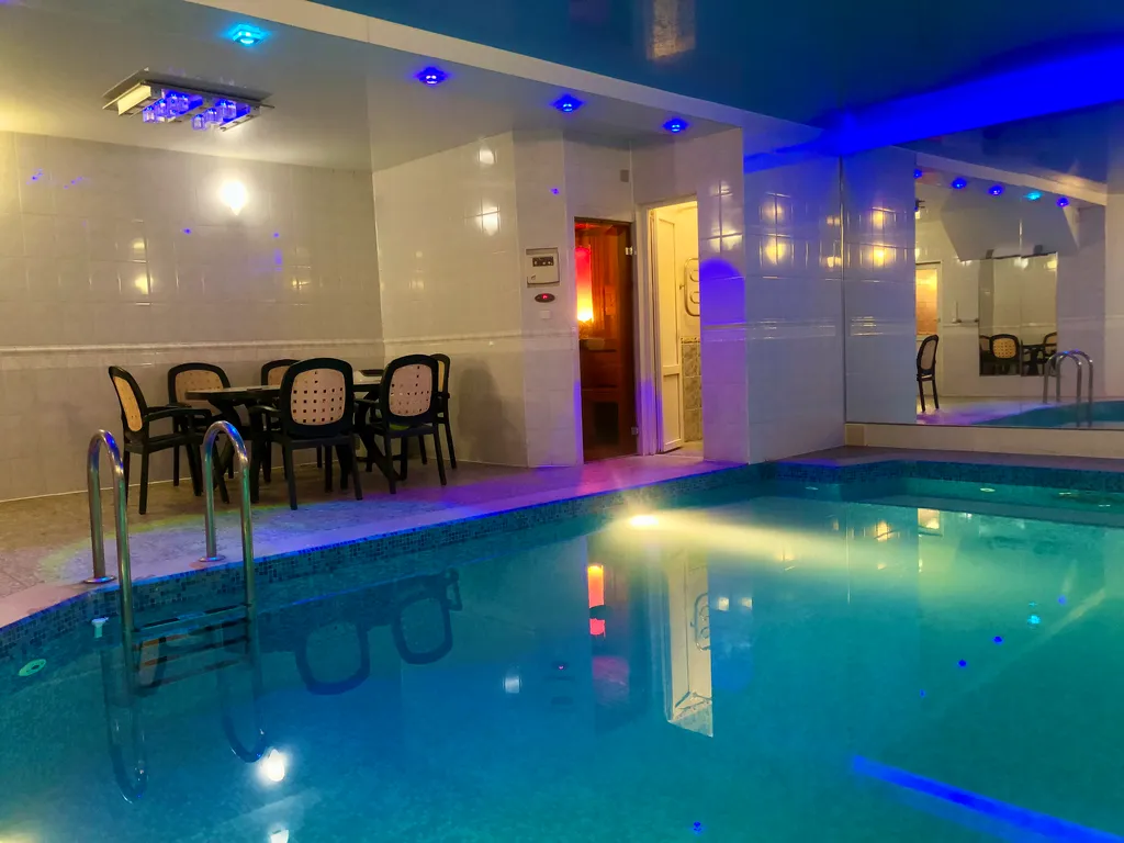 Коттедж Дом с бассейном и сауной в 5 минутах на автомобиле до Коломенского Кремля — аренда посуточно в Коломна