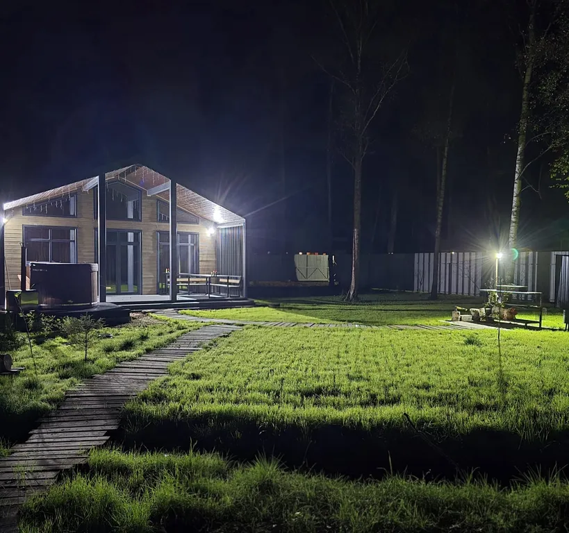 Дом в стиле барнхаус с японской купелью фурако на террасе